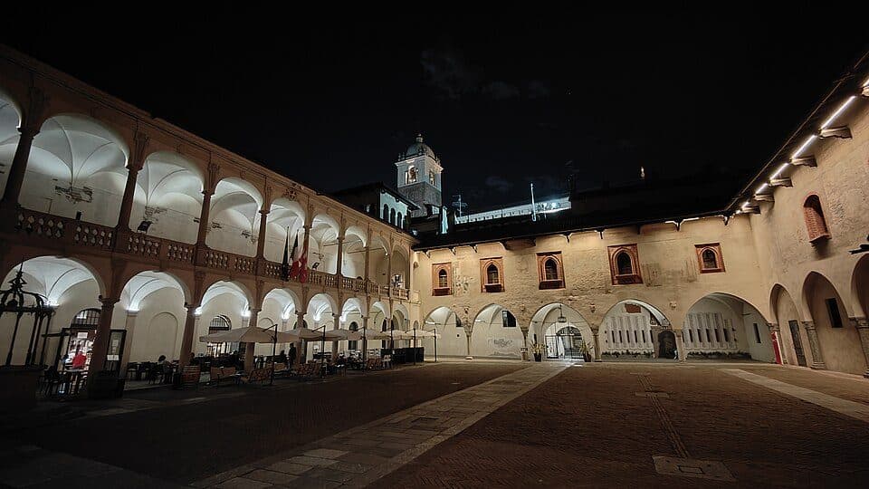 Broletto di Novara di sera