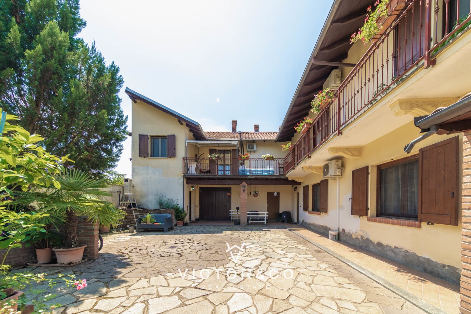 Cortile bifamiliare Briona