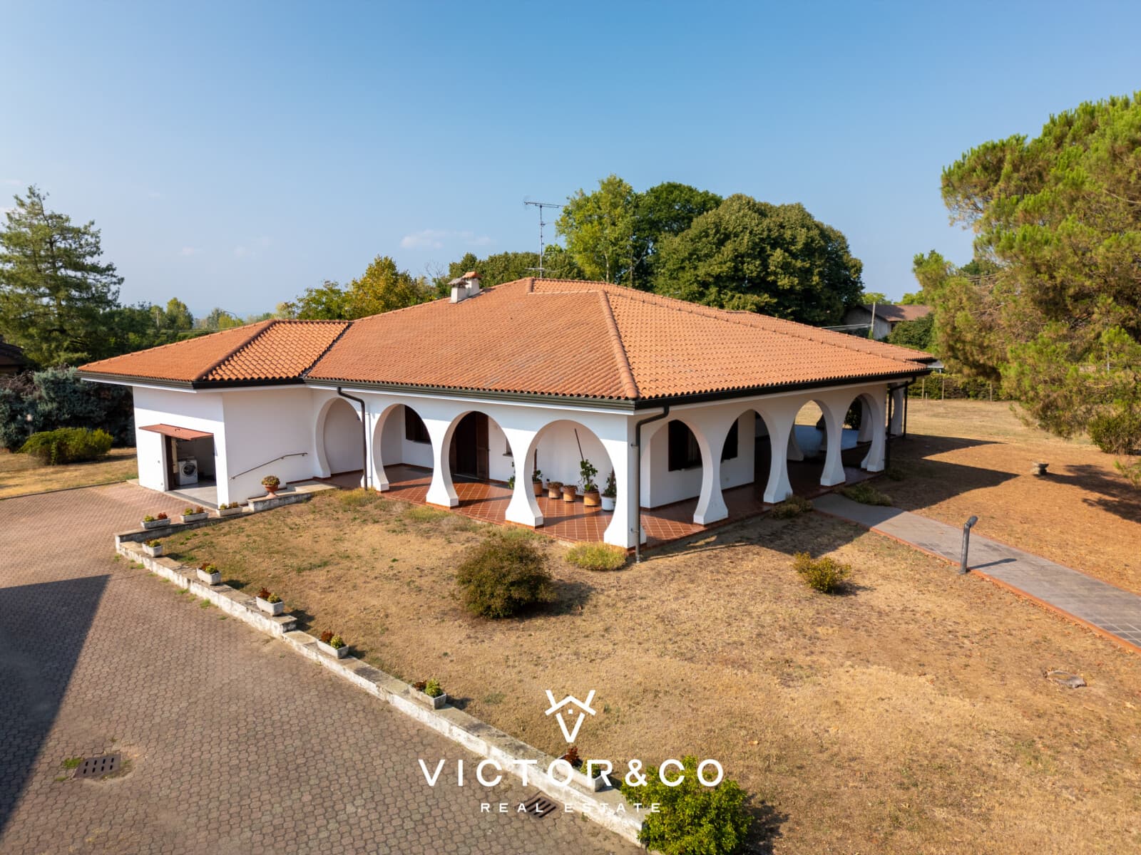 Villa indipendente con portico a Momo
